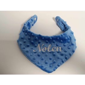 Nyálkendő névvel hímezve